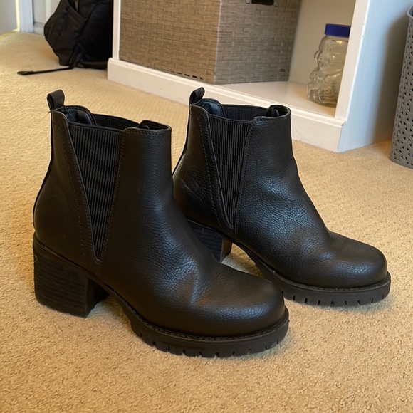 Mia Jody Ribbed Block Heel Chelsea Boot 